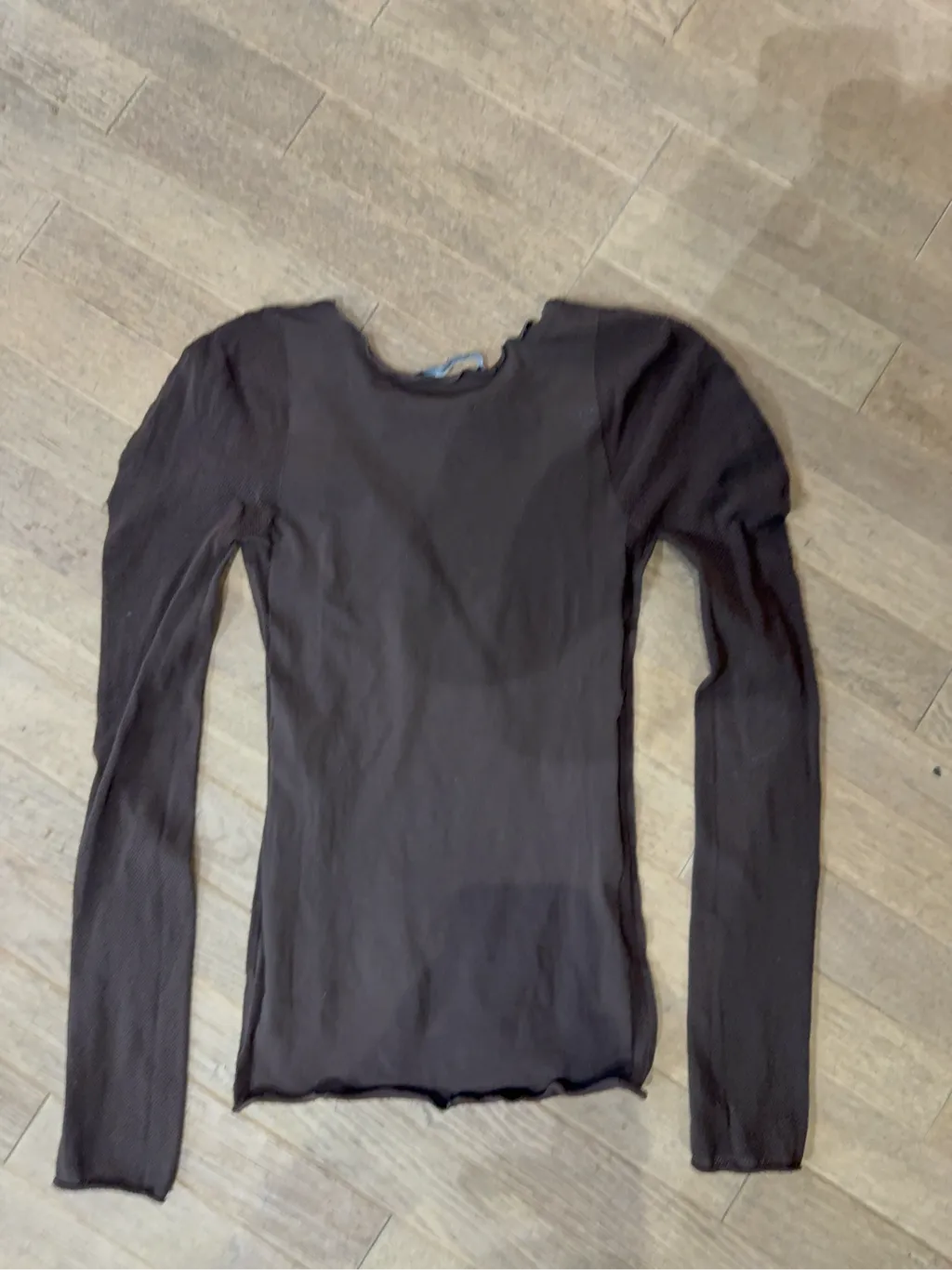 Haut à manches longues Marithé + François Girbaud de couleur anthracite avec un design superposé et des bords bruts. 2