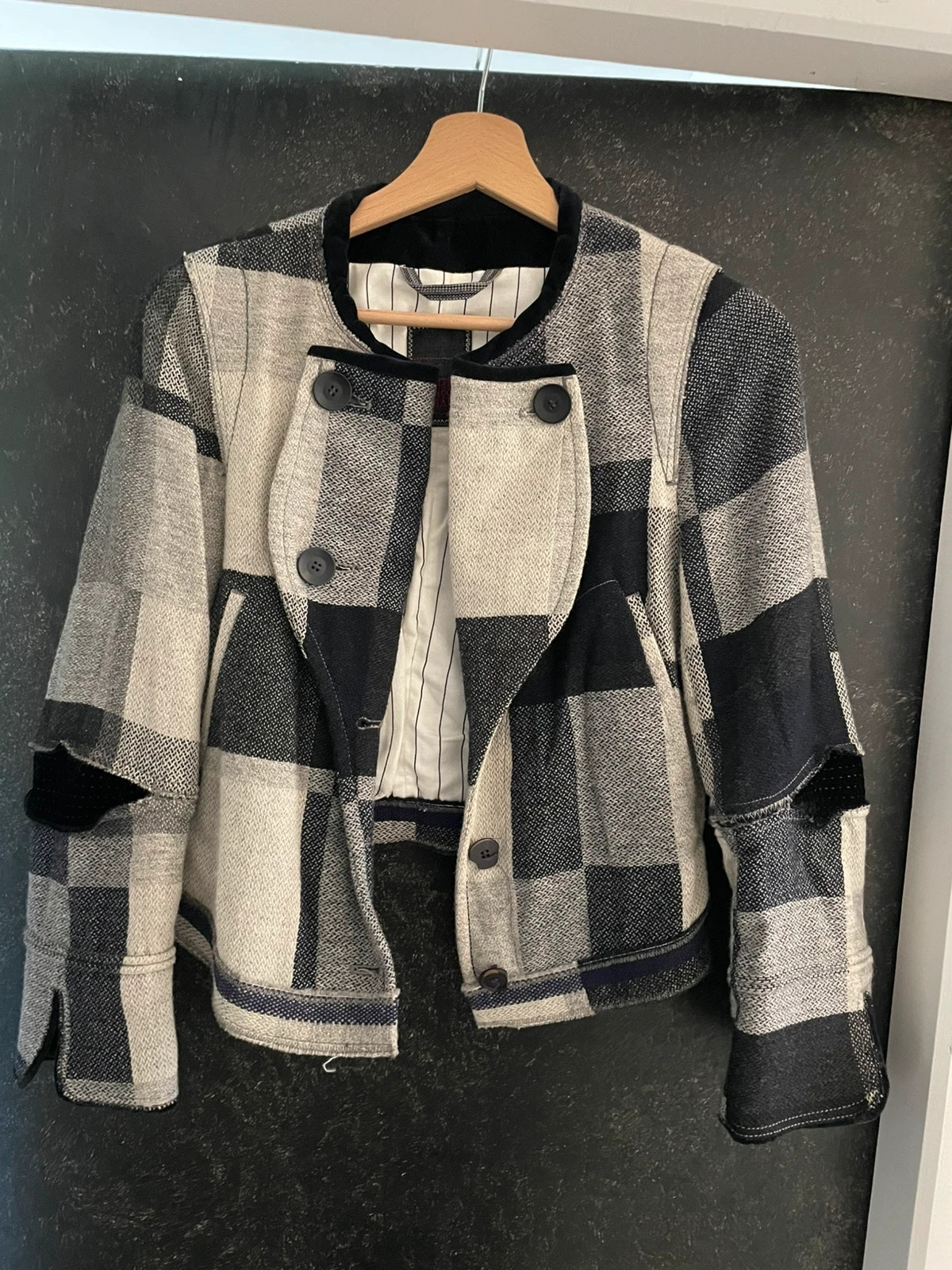Blazer court noir gris blanc
Taille 36