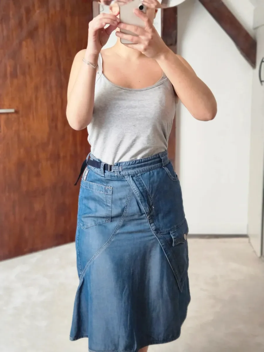 Jupe vintage taille S, pièce intemporelle en excellent état, idéale pour un look authentique et durable.