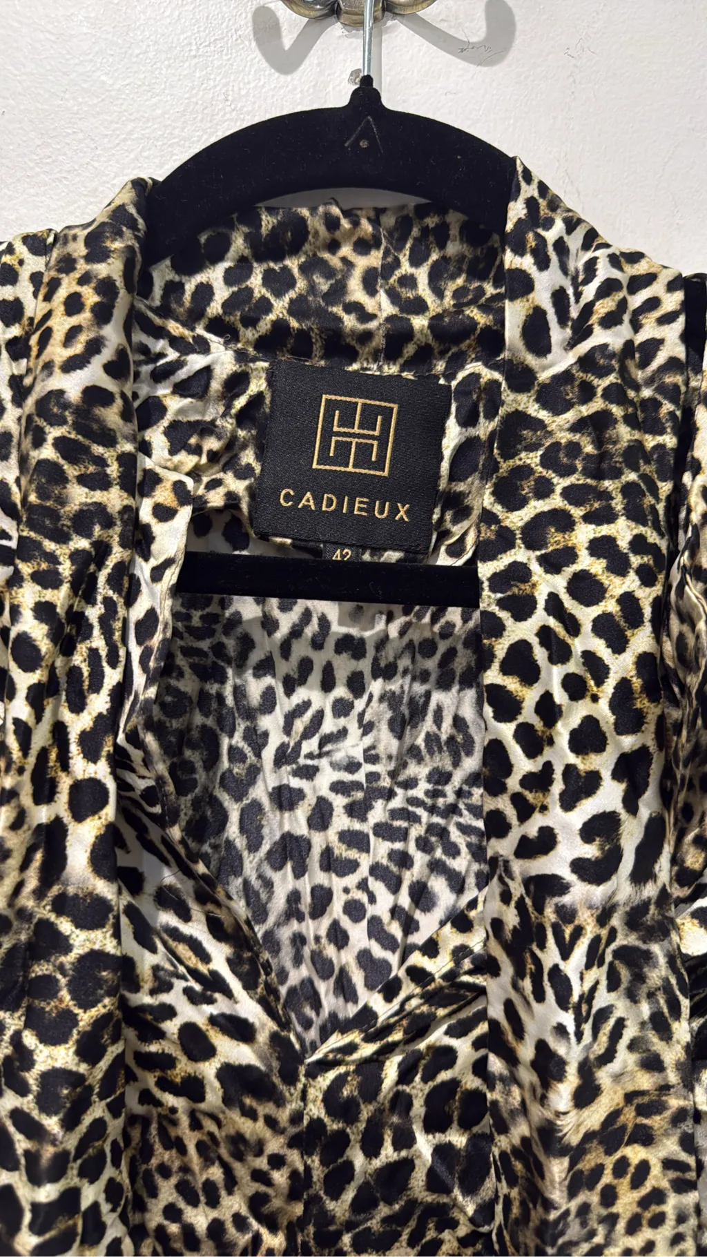 Blouse à manches courtes imprimé léopard avec un col lavallière. 2
