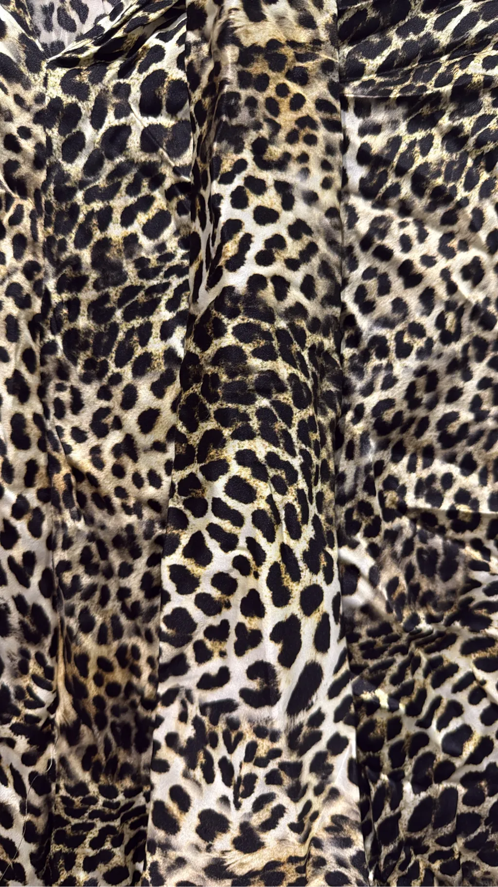 Blouse à manches courtes imprimé léopard avec un col lavallière. 3