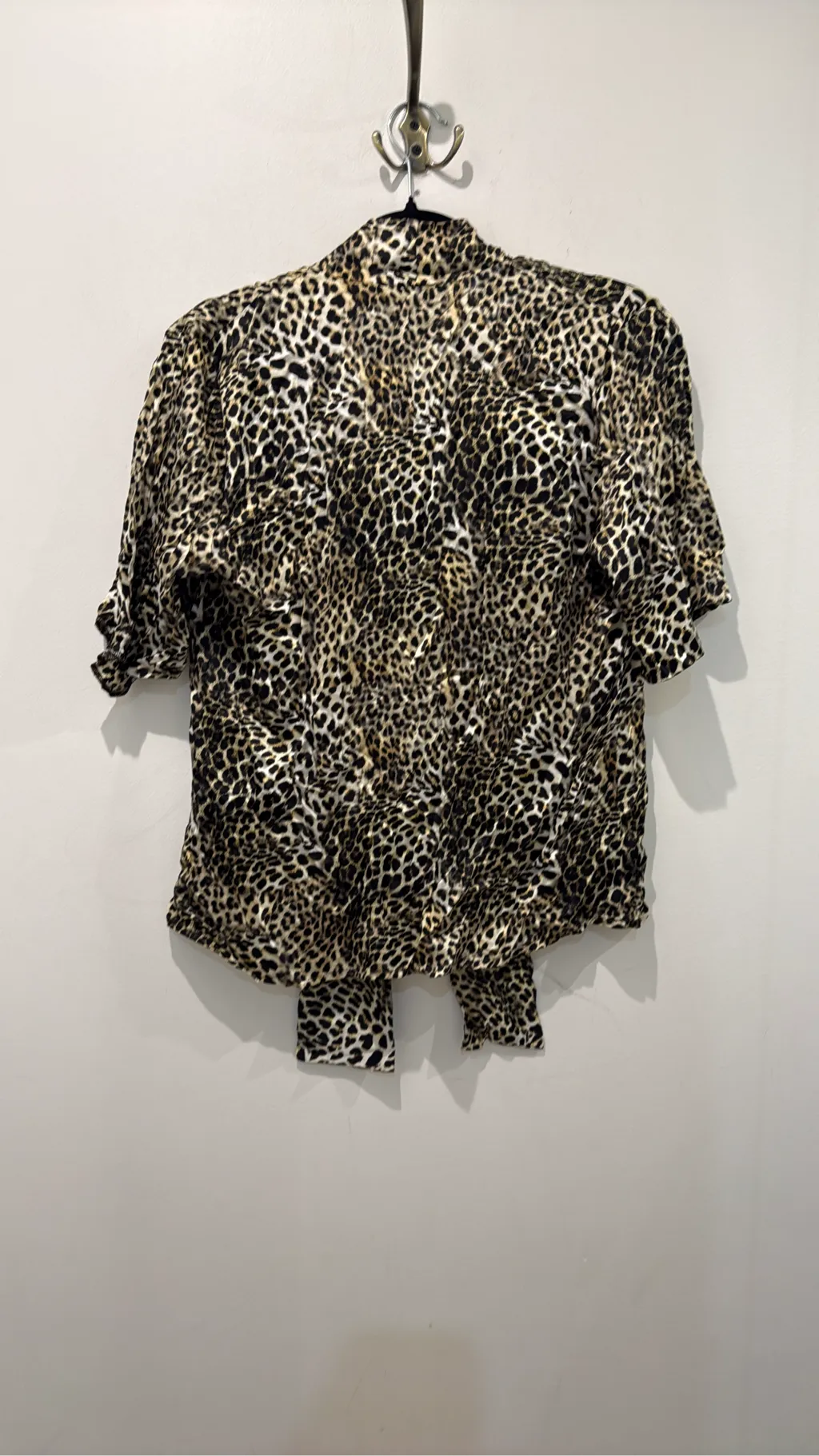 Blouse à manches courtes imprimé léopard avec un col lavallière. 4