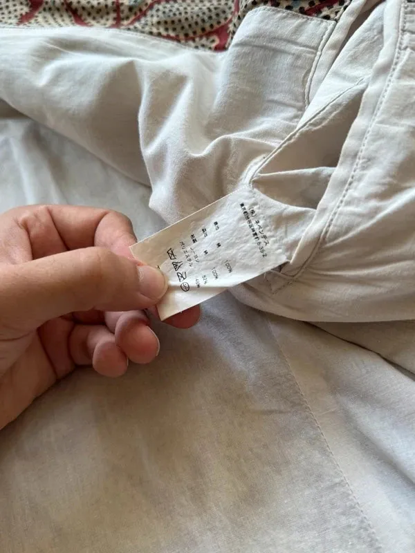 Taille XL homme, convient même au M-L homme de par sa coupe relaxée 100% coton, doublure des manches en rayonne/viscose Boutonnière des manches ouvrables Poche interne4 poches à rabat sur les pans avant⚠️ sur la manche gauche un léger jaunissement dans la doublureRien d’autre a signalerN’hésitez pas pour plus d’informations 😄 12