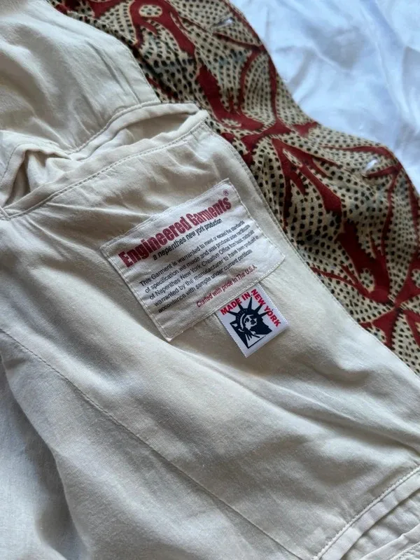 Taille XL homme, convient même au M-L homme de par sa coupe relaxée 100% coton, doublure des manches en rayonne/viscose Boutonnière des manches ouvrables Poche interne4 poches à rabat sur les pans avant⚠️ sur la manche gauche un léger jaunissement dans la doublureRien d’autre a signalerN’hésitez pas pour plus d’informations 😄 10