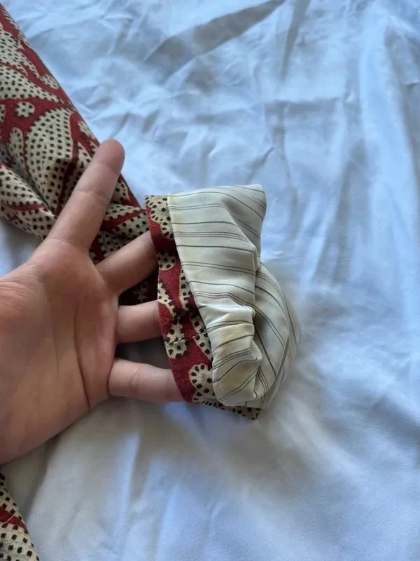Taille XL homme, convient même au M-L homme de par sa coupe relaxée 100% coton, doublure des manches en rayonne/viscose Boutonnière des manches ouvrables Poche interne4 poches à rabat sur les pans avant⚠️ sur la manche gauche un léger jaunissement dans la doublureRien d’autre a signalerN’hésitez pas pour plus d’informations 😄 4