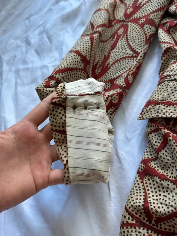 Taille XL homme, convient même au M-L homme de par sa coupe relaxée 100% coton, doublure des manches en rayonne/viscose Boutonnière des manches ouvrables Poche interne4 poches à rabat sur les pans avant⚠️ sur la manche gauche un léger jaunissement dans la doublureRien d’autre a signalerN’hésitez pas pour plus d’informations 😄 2