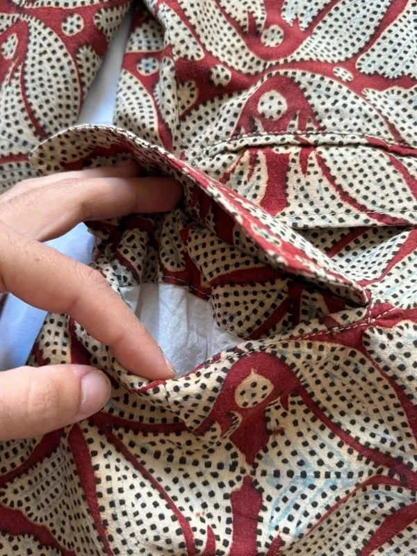 Taille XL homme, convient même au M-L homme de par sa coupe relaxée 100% coton, doublure des manches en rayonne/viscose Boutonnière des manches ouvrables Poche interne4 poches à rabat sur les pans avant⚠️ sur la manche gauche un léger jaunissement dans la doublureRien d’autre a signalerN’hésitez pas pour plus d’informations 😄 6