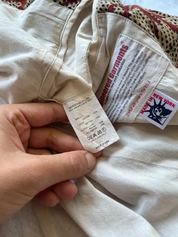 Taille XL homme, convient même au M-L homme de par sa coupe relaxée 100% coton, doublure des manches en rayonne/viscose Boutonnière des manches ouvrables Poche interne4 poches à rabat sur les pans avant⚠️ sur la manche gauche un léger jaunissement dans la doublureRien d’autre a signalerN’hésitez pas pour plus d’informations 😄 11