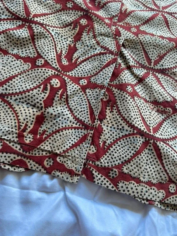 Taille XL homme, convient même au M-L homme de par sa coupe relaxée 100% coton, doublure des manches en rayonne/viscose Boutonnière des manches ouvrables Poche interne4 poches à rabat sur les pans avant⚠️ sur la manche gauche un léger jaunissement dans la doublureRien d’autre a signalerN’hésitez pas pour plus d’informations 😄 16