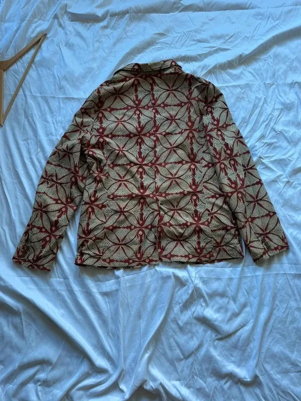 Taille XL homme, convient même au M-L homme de par sa coupe relaxée 100% coton, doublure des manches en rayonne/viscose Boutonnière des manches ouvrables Poche interne4 poches à rabat sur les pans avant⚠️ sur la manche gauche un léger jaunissement dans la doublureRien d’autre a signalerN’hésitez pas pour plus d’informations 😄 17