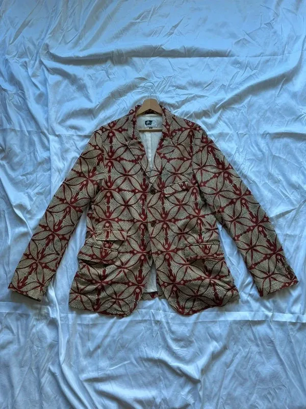 Taille XL homme, convient même au M-L homme de par sa coupe relaxée 100% coton, doublure des manches en rayonne/viscose Boutonnière des manches ouvrables Poche interne4 poches à rabat sur les pans avant⚠️ sur la manche gauche un léger jaunissement dans la doublureRien d’autre a signalerN’hésitez pas pour plus d’informations 😄