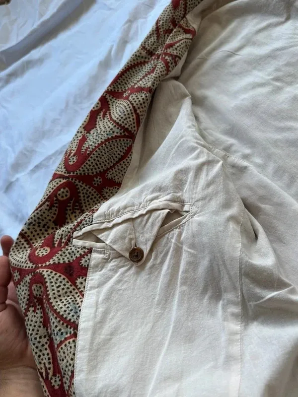 Taille XL homme, convient même au M-L homme de par sa coupe relaxée 100% coton, doublure des manches en rayonne/viscose Boutonnière des manches ouvrables Poche interne4 poches à rabat sur les pans avant⚠️ sur la manche gauche un léger jaunissement dans la doublureRien d’autre a signalerN’hésitez pas pour plus d’informations 😄 14