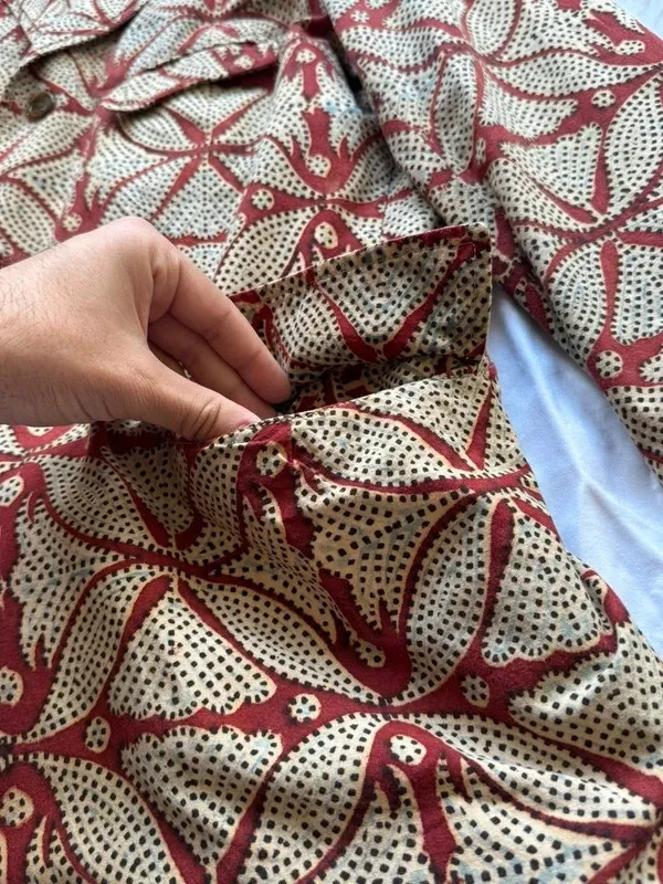 Taille XL homme, convient même au M-L homme de par sa coupe relaxée 100% coton, doublure des manches en rayonne/viscose Boutonnière des manches ouvrables Poche interne4 poches à rabat sur les pans avant⚠️ sur la manche gauche un léger jaunissement dans la doublureRien d’autre a signalerN’hésitez pas pour plus d’informations 😄 5