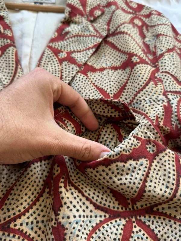 Taille XL homme, convient même au M-L homme de par sa coupe relaxée 100% coton, doublure des manches en rayonne/viscose Boutonnière des manches ouvrables Poche interne4 poches à rabat sur les pans avant⚠️ sur la manche gauche un léger jaunissement dans la doublureRien d’autre a signalerN’hésitez pas pour plus d’informations 😄 8