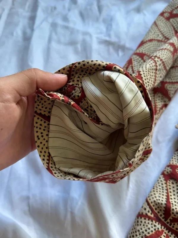 Taille XL homme, convient même au M-L homme de par sa coupe relaxée 100% coton, doublure des manches en rayonne/viscose Boutonnière des manches ouvrables Poche interne4 poches à rabat sur les pans avant⚠️ sur la manche gauche un léger jaunissement dans la doublureRien d’autre a signalerN’hésitez pas pour plus d’informations 😄 3