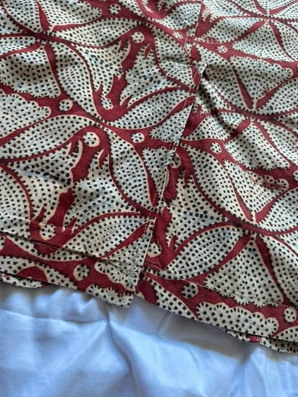 Taille XL homme, convient même au M-L homme de par sa coupe relaxée 100% coton, doublure des manches en rayonne/viscose Boutonnière des manches ouvrables Poche interne4 poches à rabat sur les pans avant⚠️ sur la manche gauche un léger jaunissement dans la doublureRien d’autre a signalerN’hésitez pas pour plus d’informations 😄 15