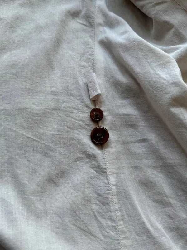 Taille XL homme, convient même au M-L homme de par sa coupe relaxée 100% coton, doublure des manches en rayonne/viscose Boutonnière des manches ouvrables Poche interne4 poches à rabat sur les pans avant⚠️ sur la manche gauche un léger jaunissement dans la doublureRien d’autre a signalerN’hésitez pas pour plus d’informations 😄 13