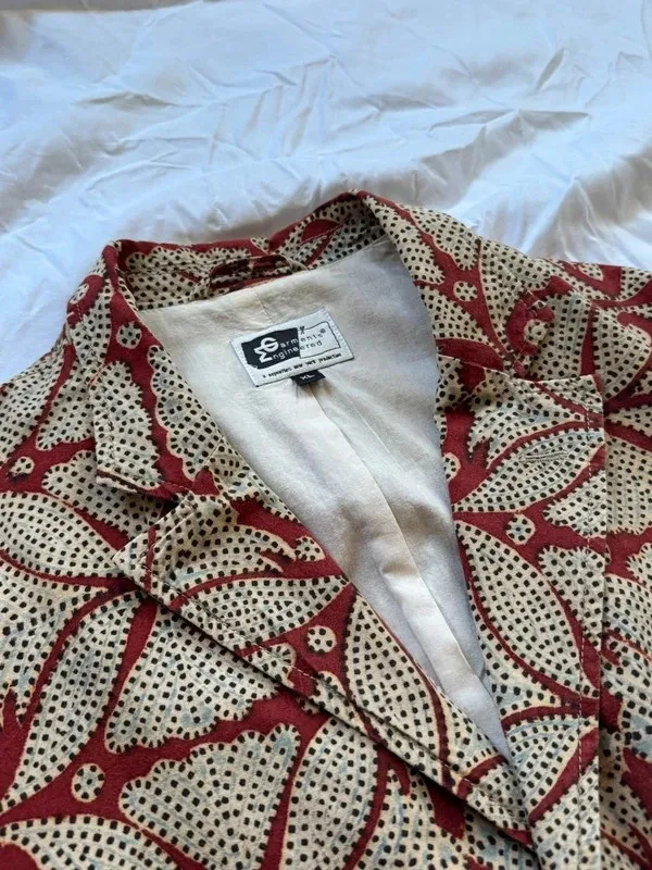 Taille XL homme, convient même au M-L homme de par sa coupe relaxée 100% coton, doublure des manches en rayonne/viscose Boutonnière des manches ouvrables Poche interne4 poches à rabat sur les pans avant⚠️ sur la manche gauche un léger jaunissement dans la doublureRien d’autre a signalerN’hésitez pas pour plus d’informations 😄 9