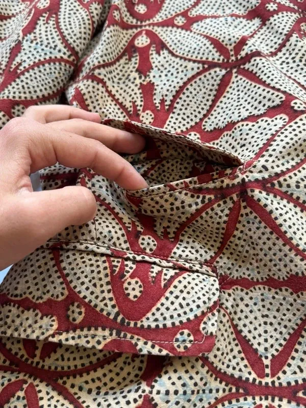 Taille XL homme, convient même au M-L homme de par sa coupe relaxée 100% coton, doublure des manches en rayonne/viscose Boutonnière des manches ouvrables Poche interne4 poches à rabat sur les pans avant⚠️ sur la manche gauche un léger jaunissement dans la doublureRien d’autre a signalerN’hésitez pas pour plus d’informations 😄 7