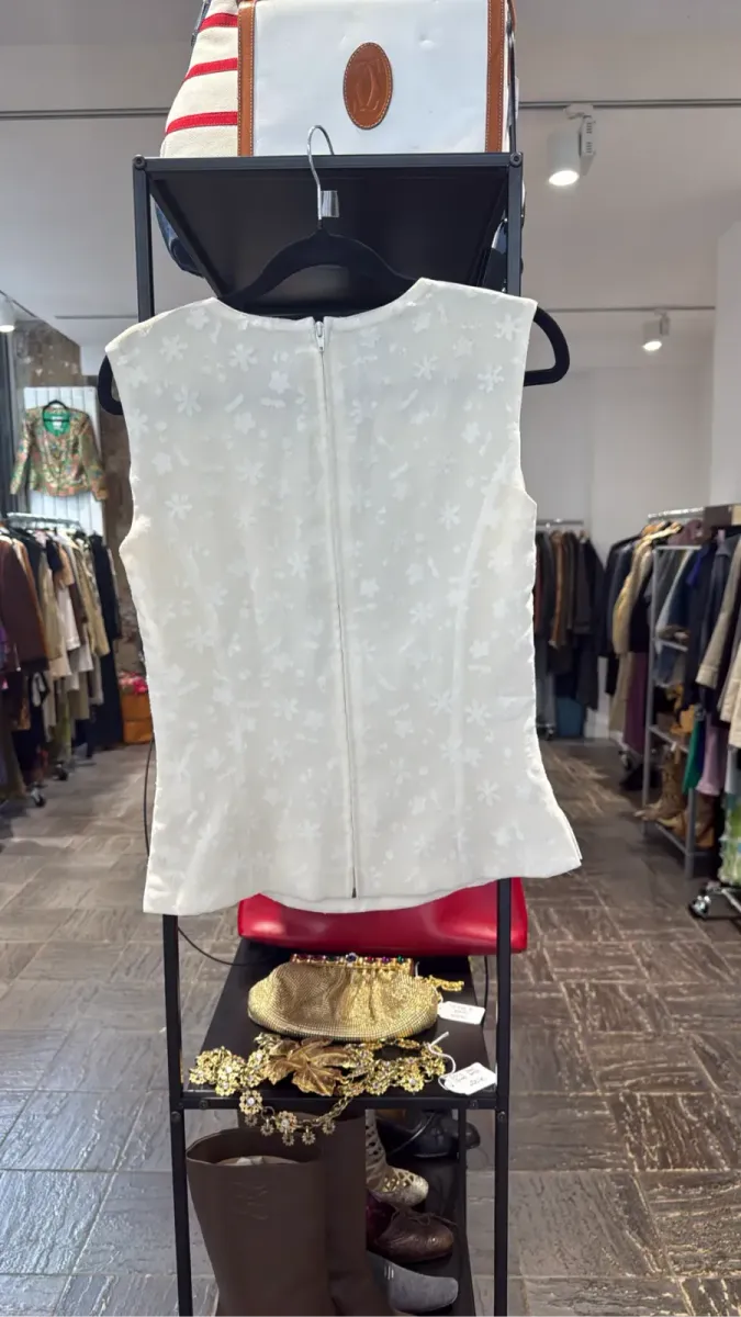 Top sans manches écru avec motif floral texturé et fermeture éclair au dos. 4