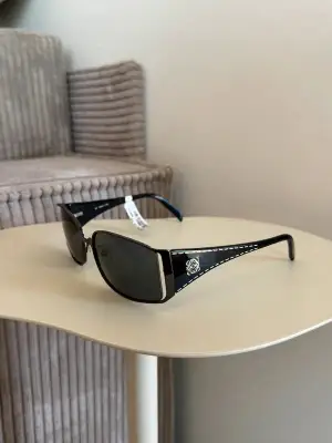 Lunettes de soleil Loewe, un accessoire intemporel de la maison de luxe espagnole, en bon état général, modèle unisexe.