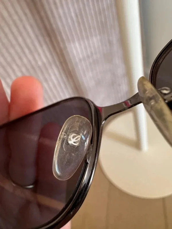 Loewe sunglasses, an accessory from the Spanish luxury house. Good condition. 6