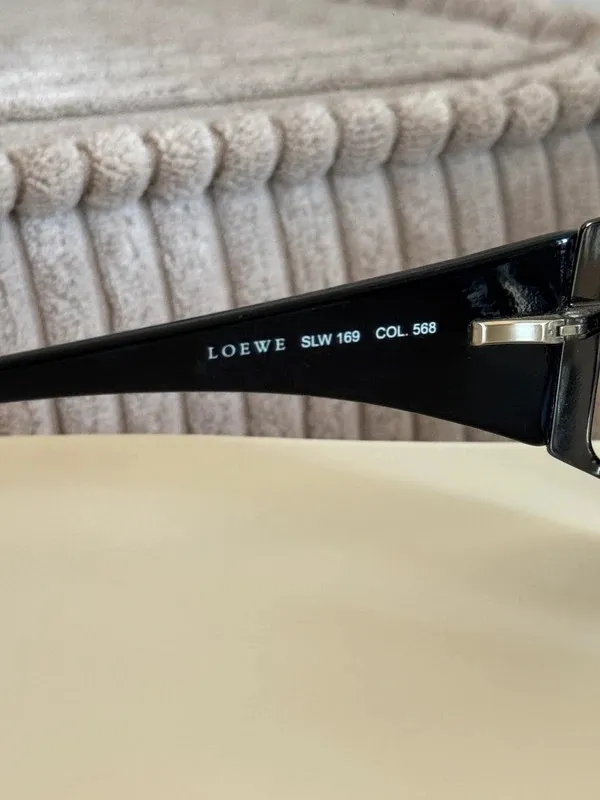 Loewe sunglasses, an accessory from the Spanish luxury house. Good condition. 4