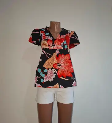 Chemise Pierre Cardin vintage en coton noir et multicolore, taille M, un classique intemporel pour femme.