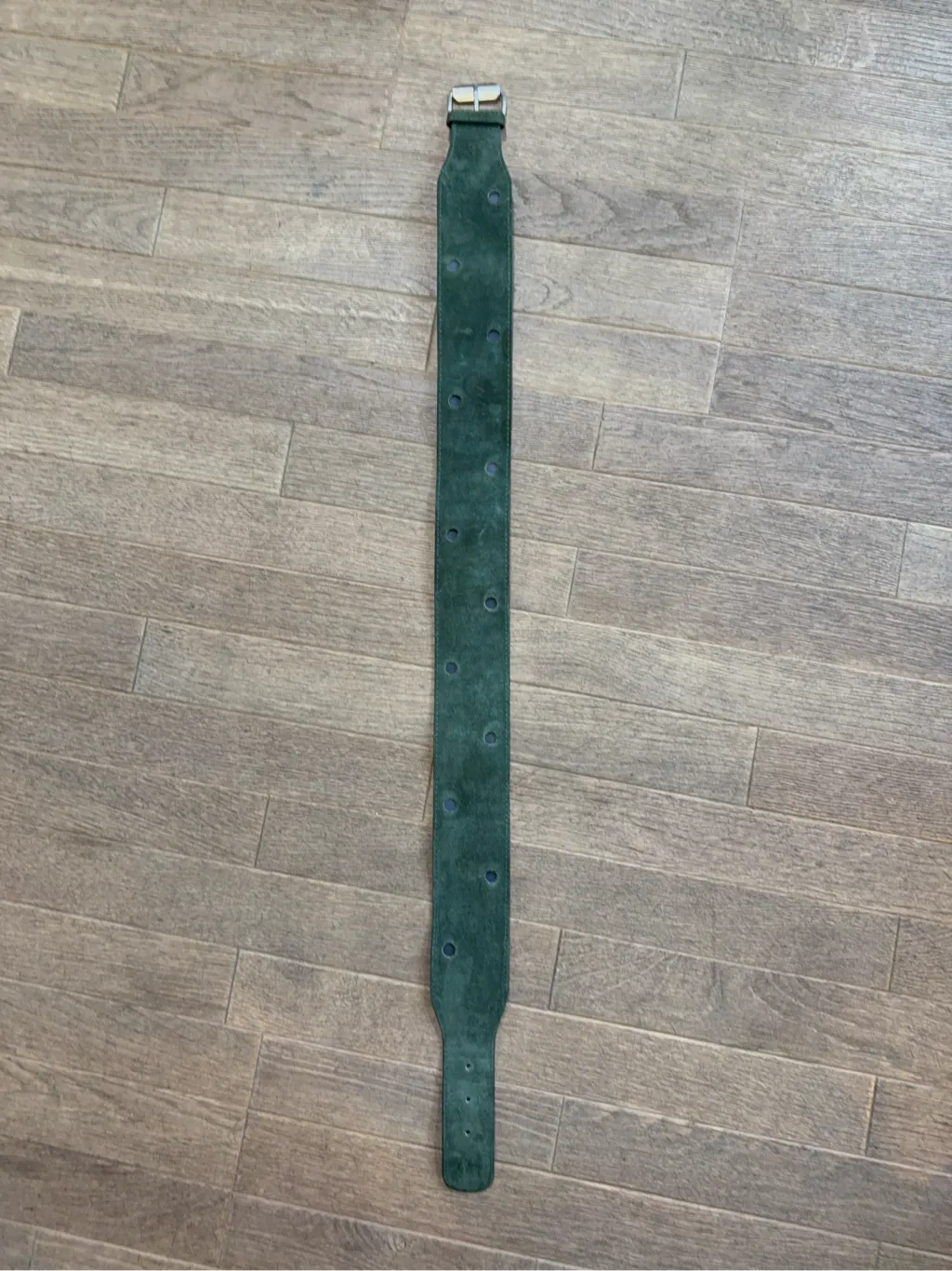 Ceinture Gianni Versace vintage en daim vert foncé avec boucle argentée, taille 80. 2