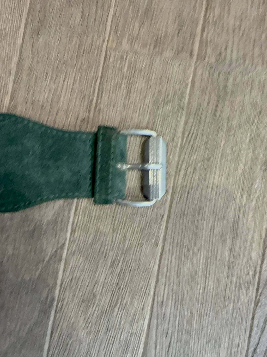 Ceinture Gianni Versace vintage en daim vert foncé avec boucle argentée, taille 80. 3