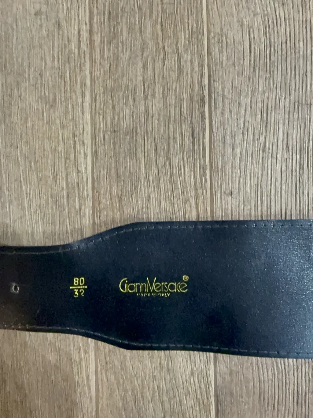 Ceinture Gianni Versace vintage en daim vert foncé avec boucle argentée, taille 80. 4