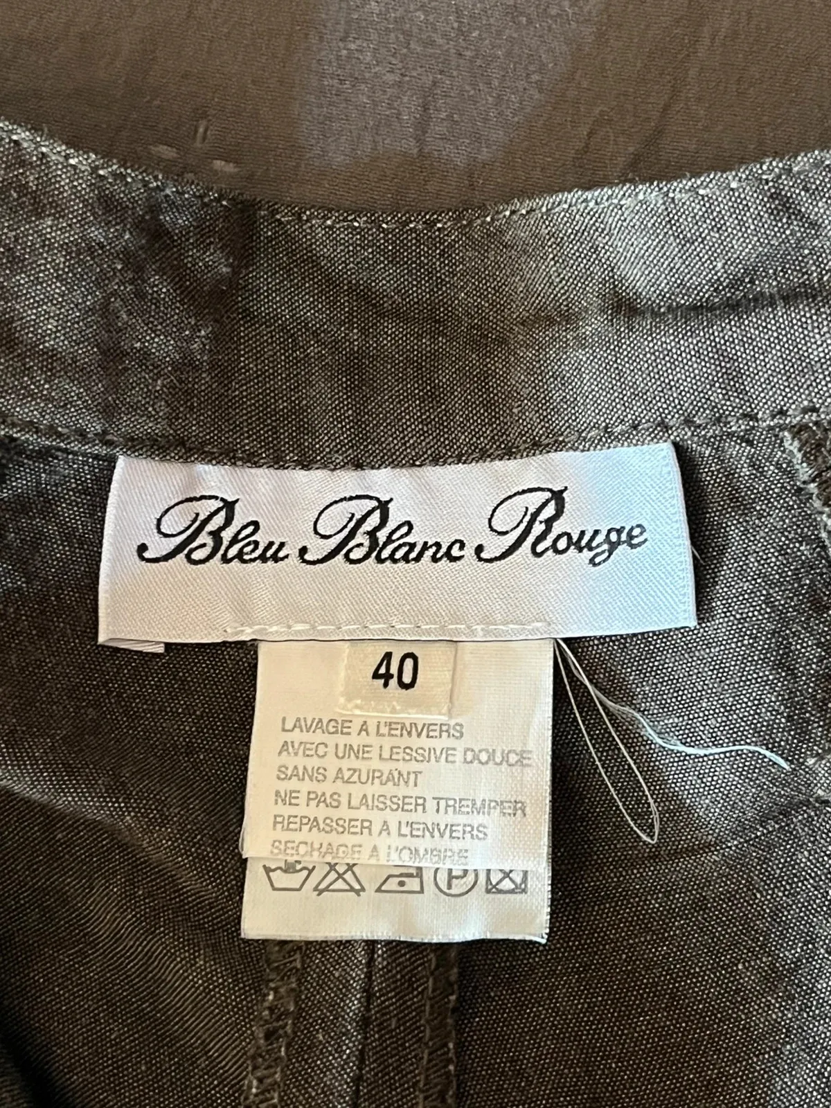Très beau pantalon original, hauteur chevilles. Deux grandes poches zippées devant avec motifs fleuris à l'intérieur. Quelques pinces aux niveaux des genoux. Deux fausses poches à l'arrière avec motifs floraux à l'intérieur du rabat. Lien de serrage au bas des jambes. Taille à plat 40 cms, longueur ceinture à l'entrejambe 31 cms, longueur totale du pantalon 84 cms. Couleur chocolat au lait. 5