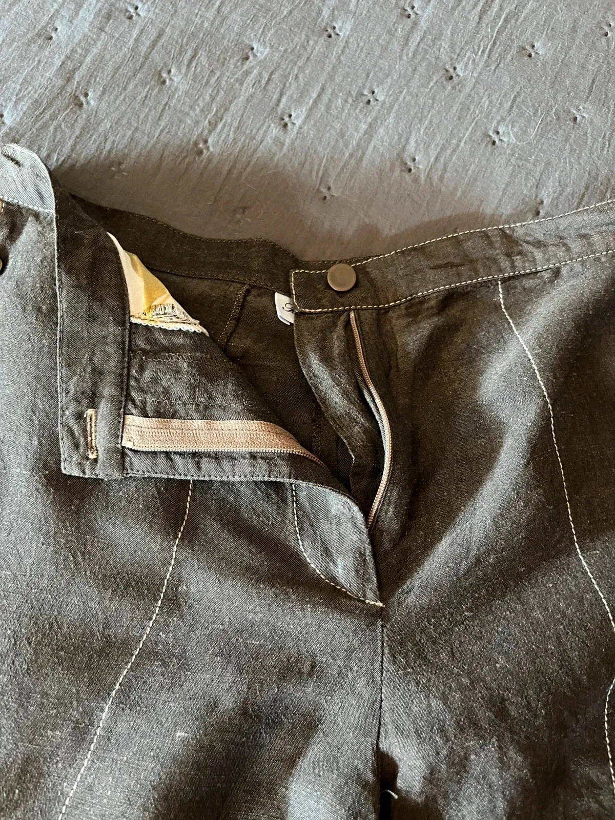 Très beau pantalon original, hauteur chevilles. Deux grandes poches zippées devant avec motifs fleuris à l'intérieur. Quelques pinces aux niveaux des genoux. Deux fausses poches à l'arrière avec motifs floraux à l'intérieur du rabat. Lien de serrage au bas des jambes. Taille à plat 40 cms, longueur ceinture à l'entrejambe 31 cms, longueur totale du pantalon 84 cms. Couleur chocolat au lait. 3