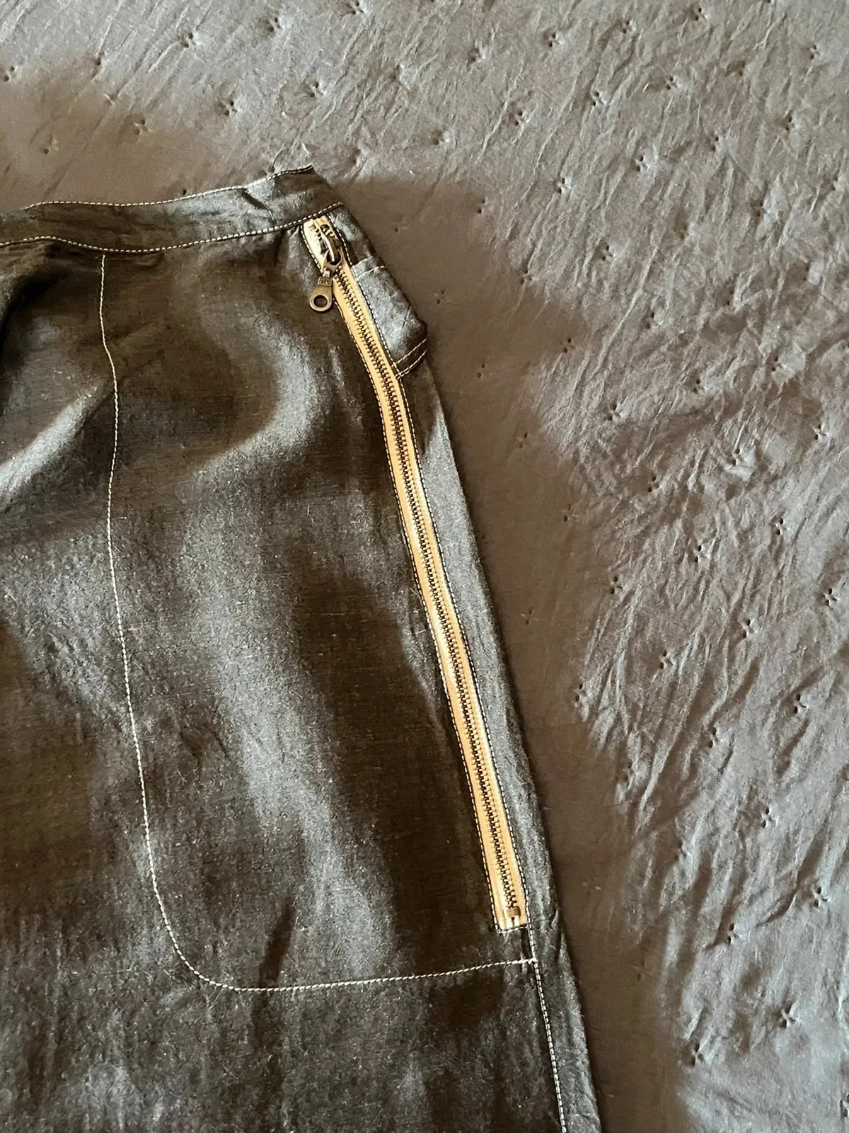 Très beau pantalon original, hauteur chevilles. Deux grandes poches zippées devant avec motifs fleuris à l'intérieur. Quelques pinces aux niveaux des genoux. Deux fausses poches à l'arrière avec motifs floraux à l'intérieur du rabat. Lien de serrage au bas des jambes. Taille à plat 40 cms, longueur ceinture à l'entrejambe 31 cms, longueur totale du pantalon 84 cms. Couleur chocolat au lait. 7