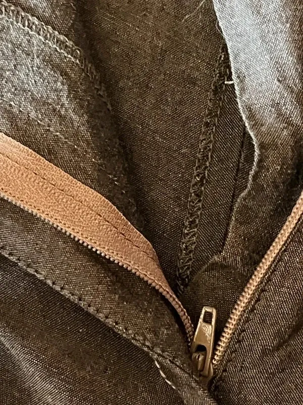 Très beau pantalon original, hauteur chevilles. Deux grandes poches zippées devant avec motifs fleuris à l'intérieur. Quelques pinces aux niveaux des genoux. Deux fausses poches à l'arrière avec motifs floraux à l'intérieur du rabat. Lien de serrage au bas des jambes. Taille à plat 40 cms, longueur ceinture à l'entrejambe 31 cms, longueur totale du pantalon 84 cms. Couleur chocolat au lait. 10