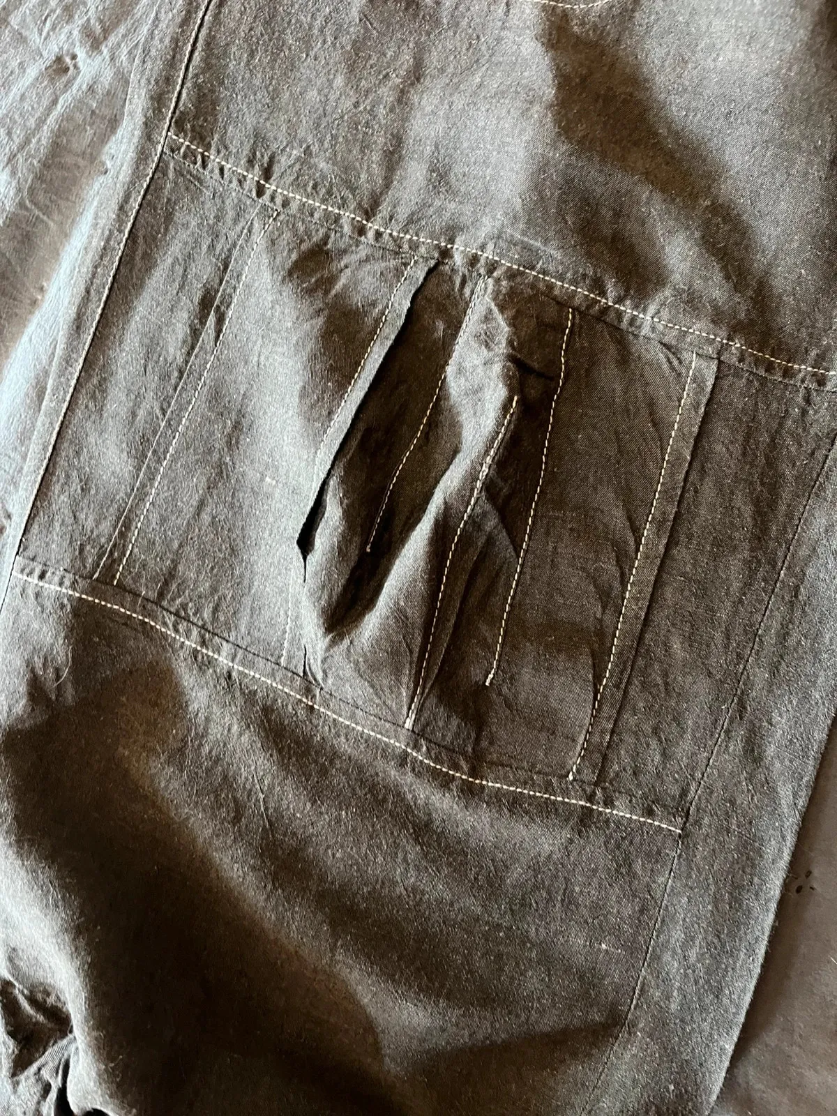 Très beau pantalon original, hauteur chevilles. Deux grandes poches zippées devant avec motifs fleuris à l'intérieur. Quelques pinces aux niveaux des genoux. Deux fausses poches à l'arrière avec motifs floraux à l'intérieur du rabat. Lien de serrage au bas des jambes. Taille à plat 40 cms, longueur ceinture à l'entrejambe 31 cms, longueur totale du pantalon 84 cms. Couleur chocolat au lait. 2