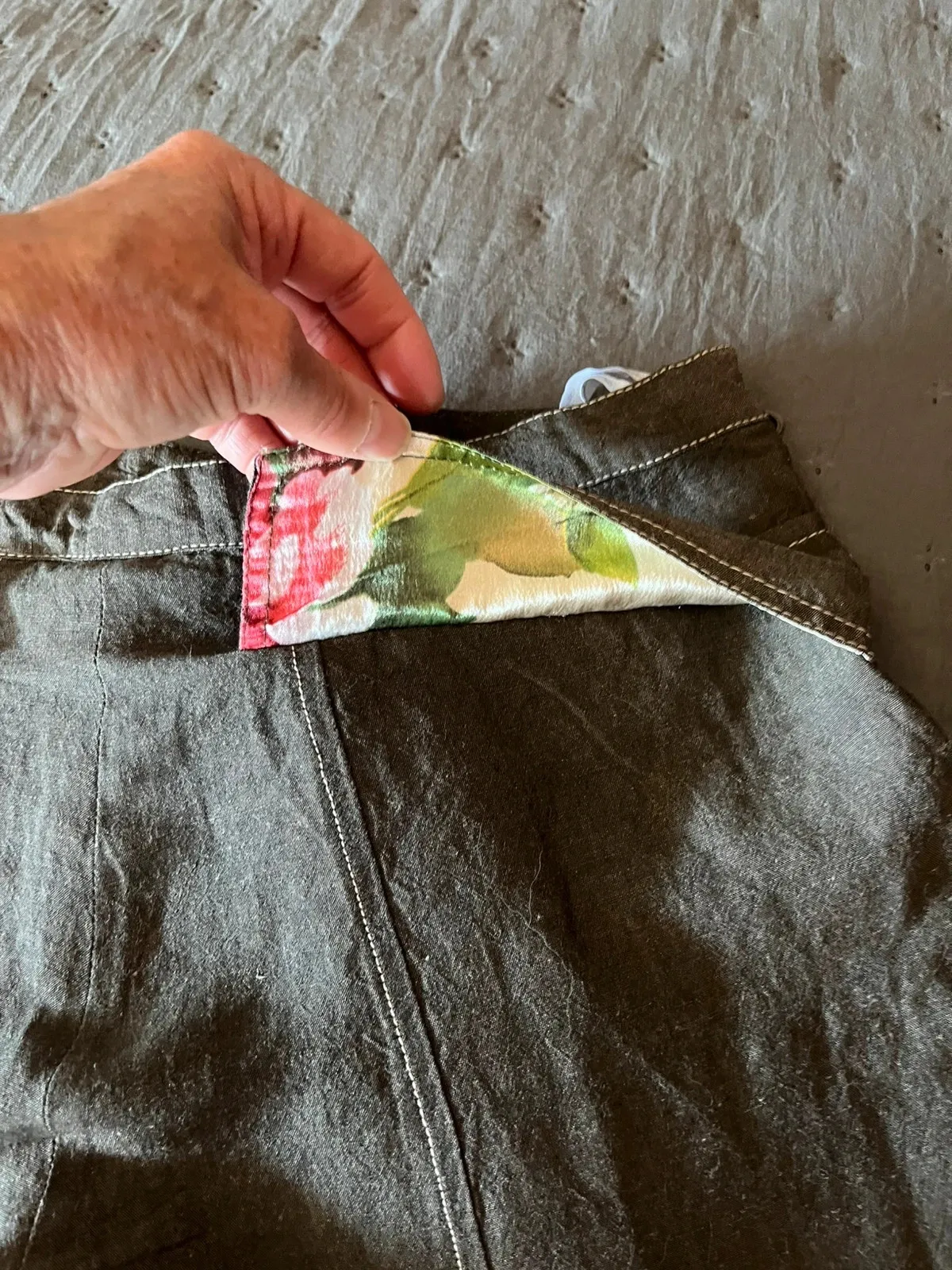 Très beau pantalon original, hauteur chevilles. Deux grandes poches zippées devant avec motifs fleuris à l'intérieur. Quelques pinces aux niveaux des genoux. Deux fausses poches à l'arrière avec motifs floraux à l'intérieur du rabat. Lien de serrage au bas des jambes. Taille à plat 40 cms, longueur ceinture à l'entrejambe 31 cms, longueur totale du pantalon 84 cms. Couleur chocolat au lait. 9
