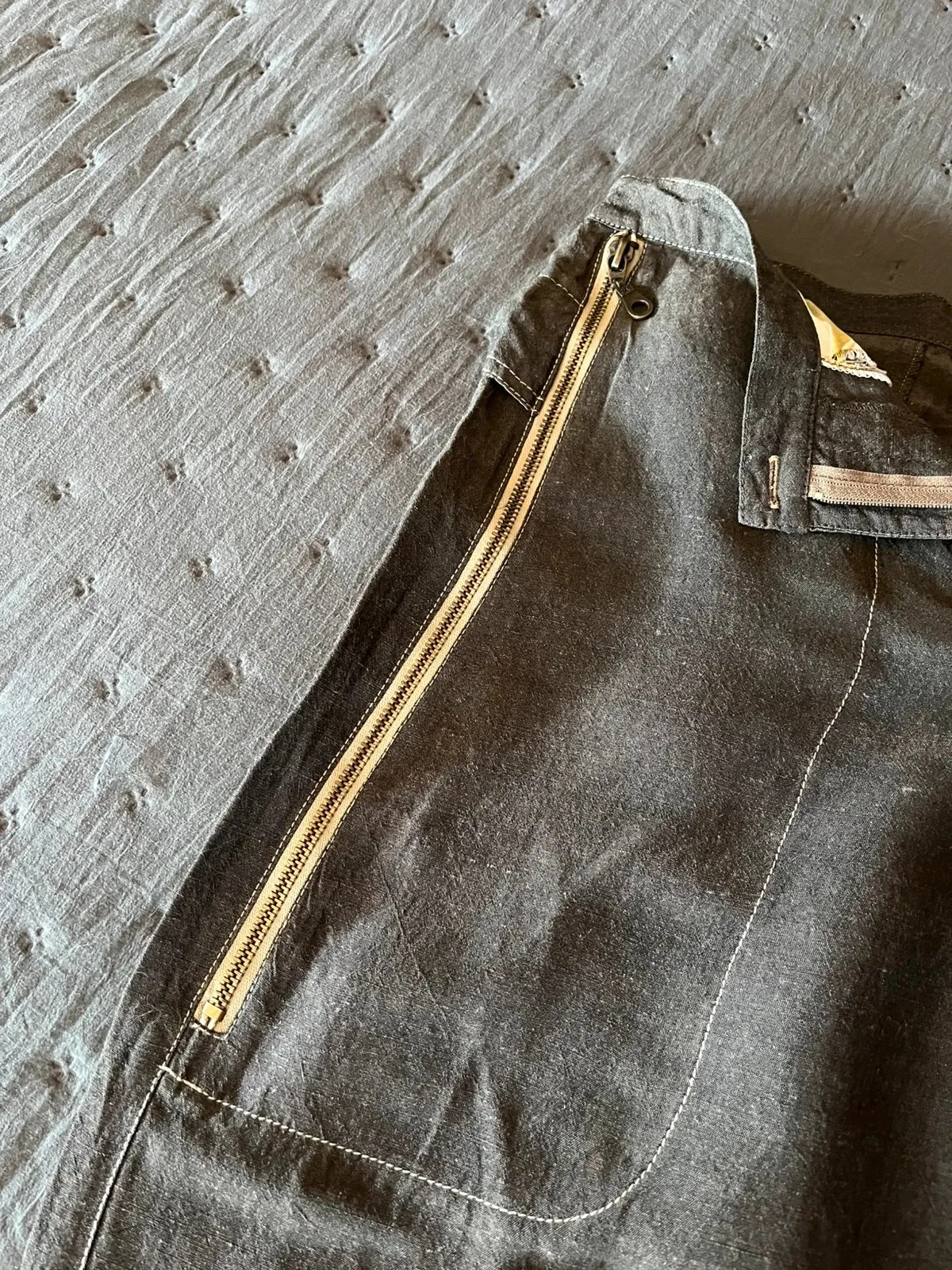 Très beau pantalon original, hauteur chevilles. Deux grandes poches zippées devant avec motifs fleuris à l'intérieur. Quelques pinces aux niveaux des genoux. Deux fausses poches à l'arrière avec motifs floraux à l'intérieur du rabat. Lien de serrage au bas des jambes. Taille à plat 40 cms, longueur ceinture à l'entrejambe 31 cms, longueur totale du pantalon 84 cms. Couleur chocolat au lait. 4