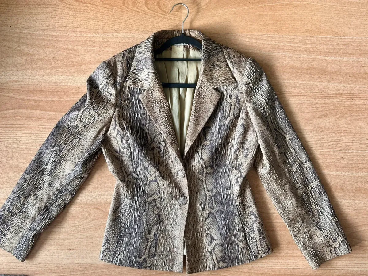 Veste imprimé plissé léopard
Très beau rendu
Conviens aussi à un 36
#vintage