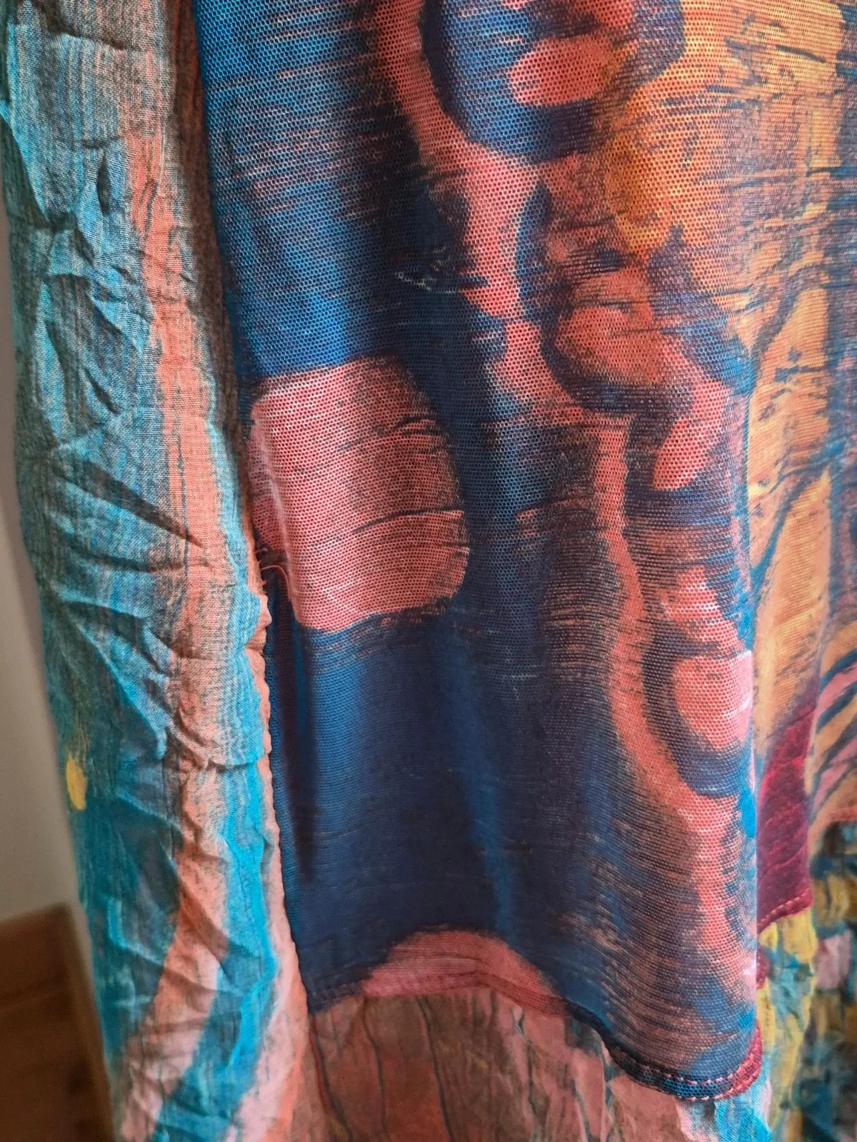Second-hand in very good condition. Lined on the top, with a voile skirt. Note a small mend visible in the last photo. 8
