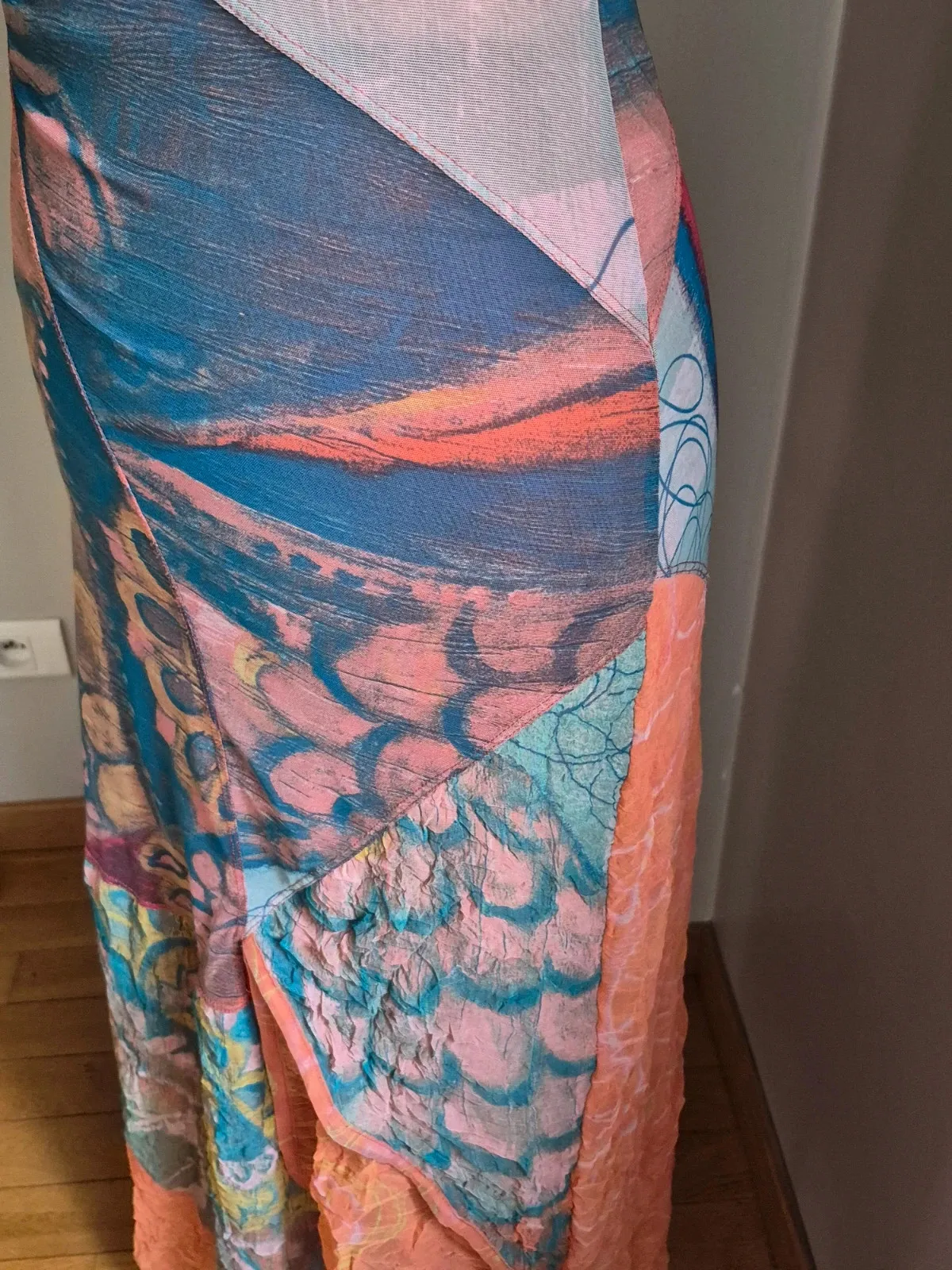 Second-hand in very good condition. Lined on the top, with a voile skirt. Note a small mend visible in the last photo. 6