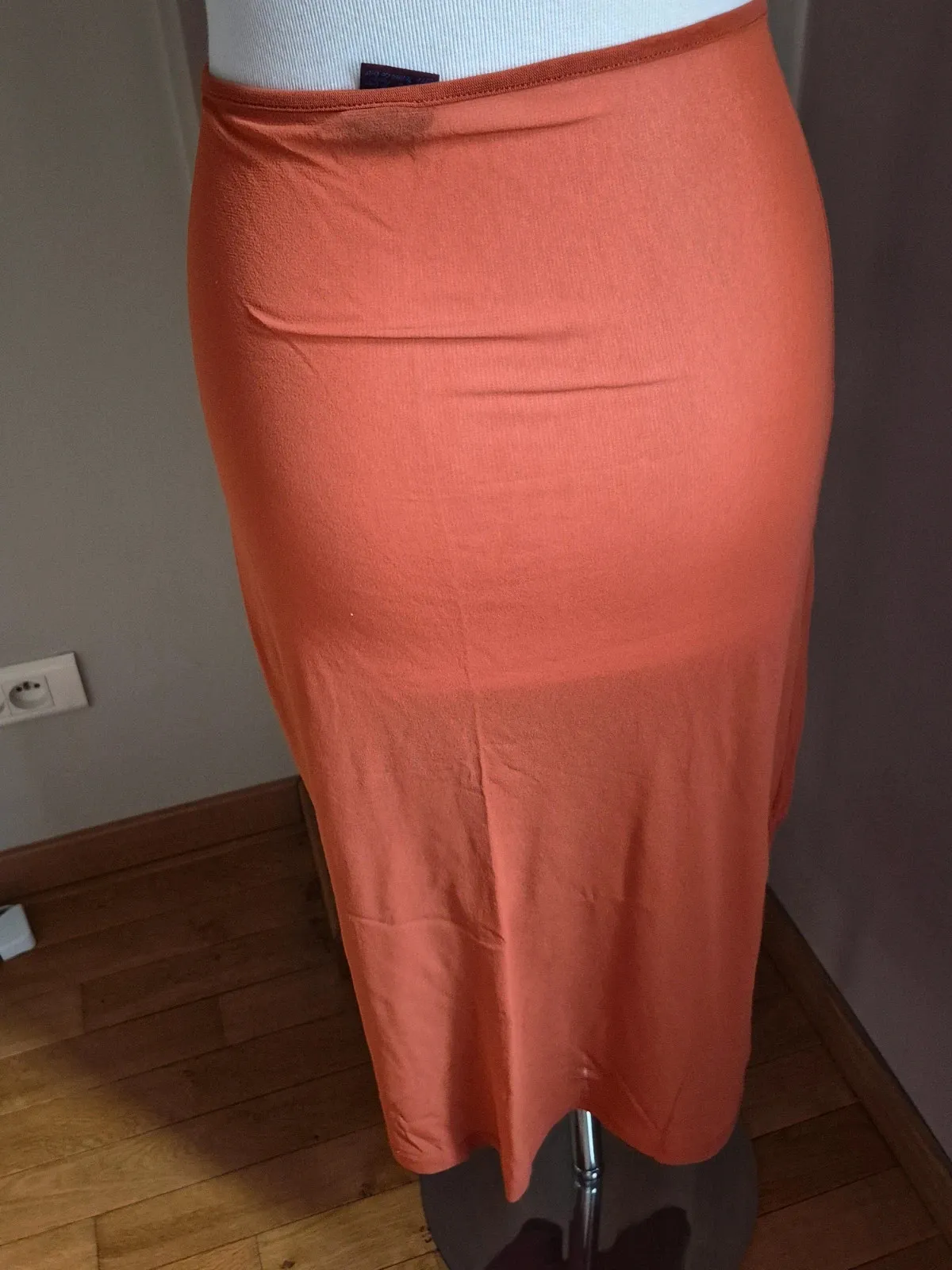 Second-hand in very good condition. Lined on the top, with a voile skirt. Note a small mend visible in the last photo. 10