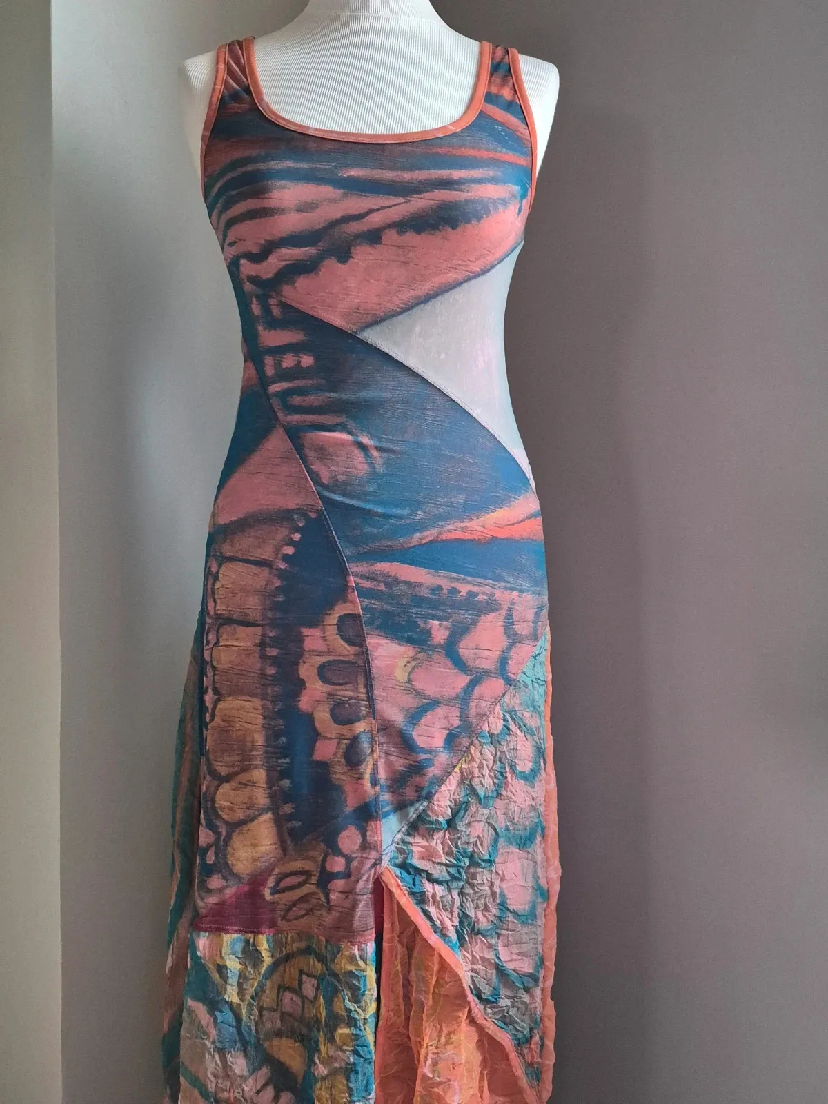 Second-hand in very good condition. Lined on the top, with a voile skirt. Note a small mend visible in the last photo. 3