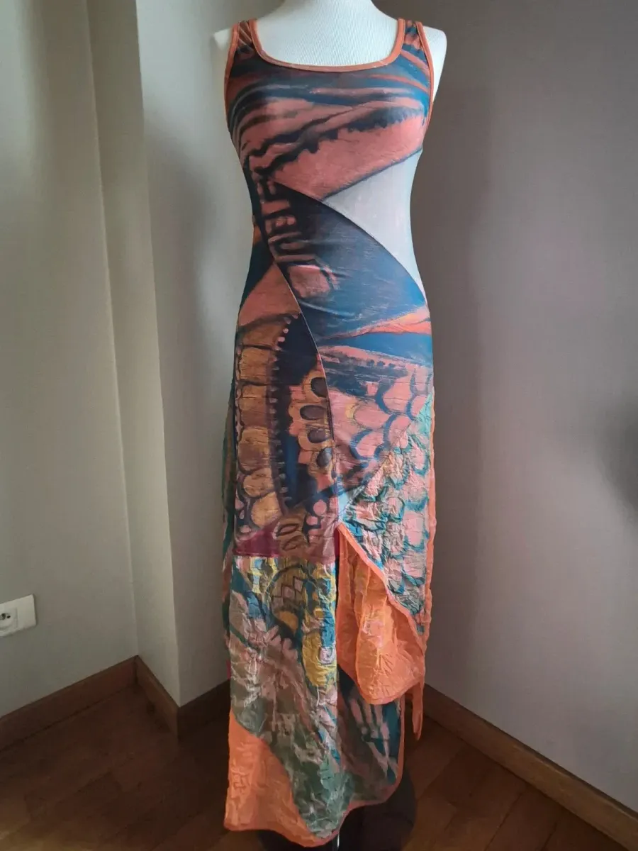 Second-hand in very good condition. Lined on the top, with a voile skirt. Note a small mend visible in the last photo.