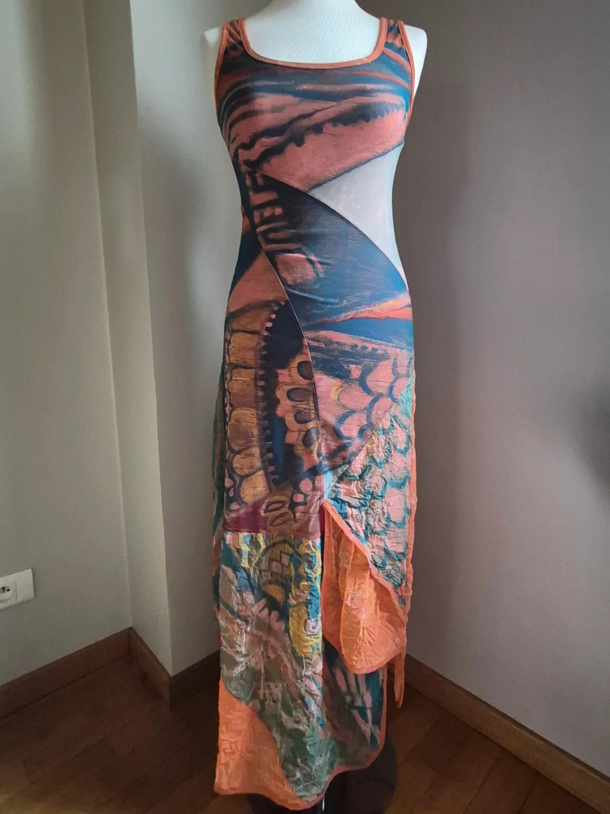 Second-hand in very good condition. Lined on the top, with a voile skirt. Note a small mend visible in the last photo. 1