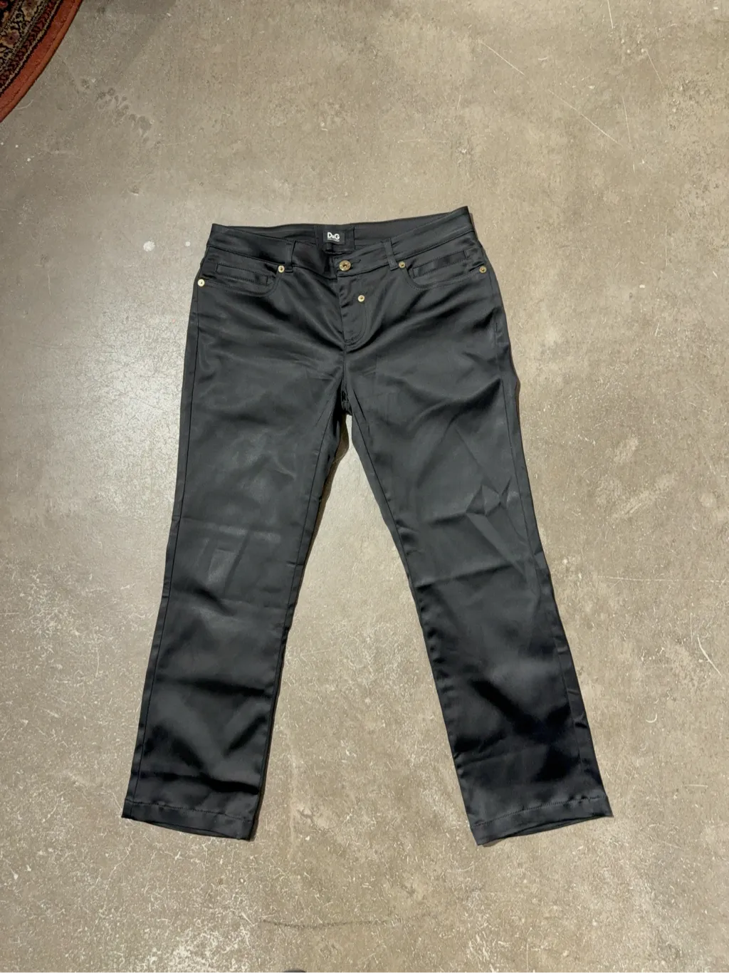 Pantalon Capri noir en satin D&G Dolce & Gabbana avec boutons dorés.