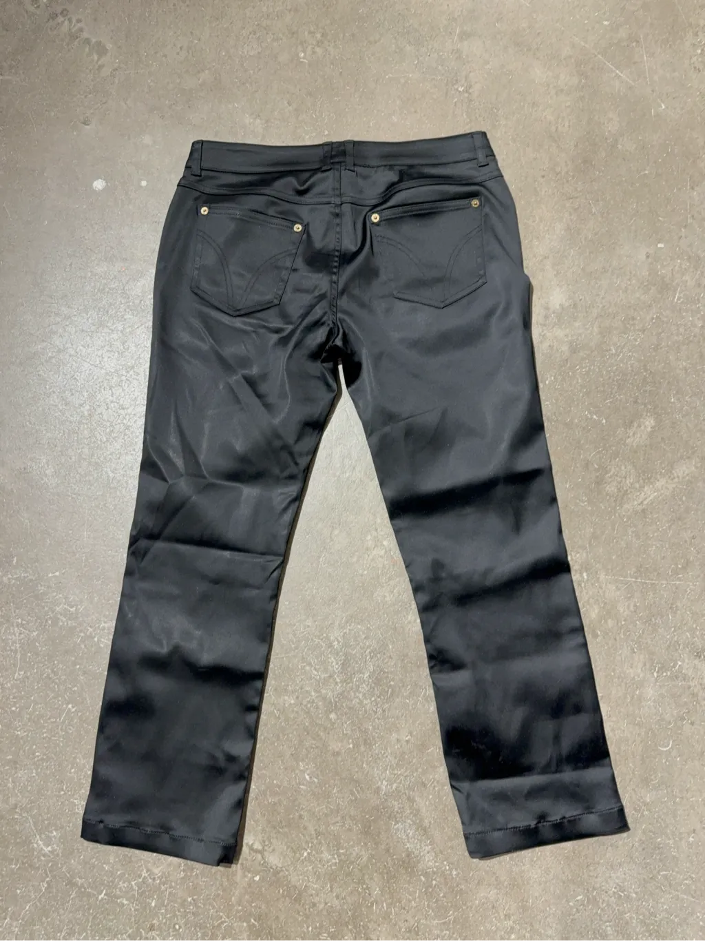 Pantalon Capri noir en satin D&G Dolce & Gabbana avec boutons dorés. 2