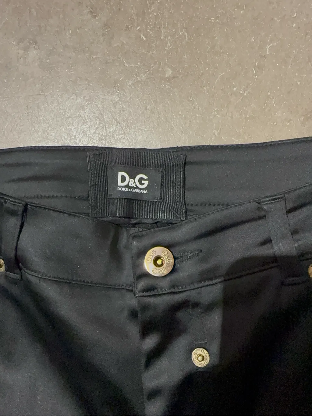 Pantalon Capri noir en satin D&G Dolce & Gabbana avec boutons dorés. 3