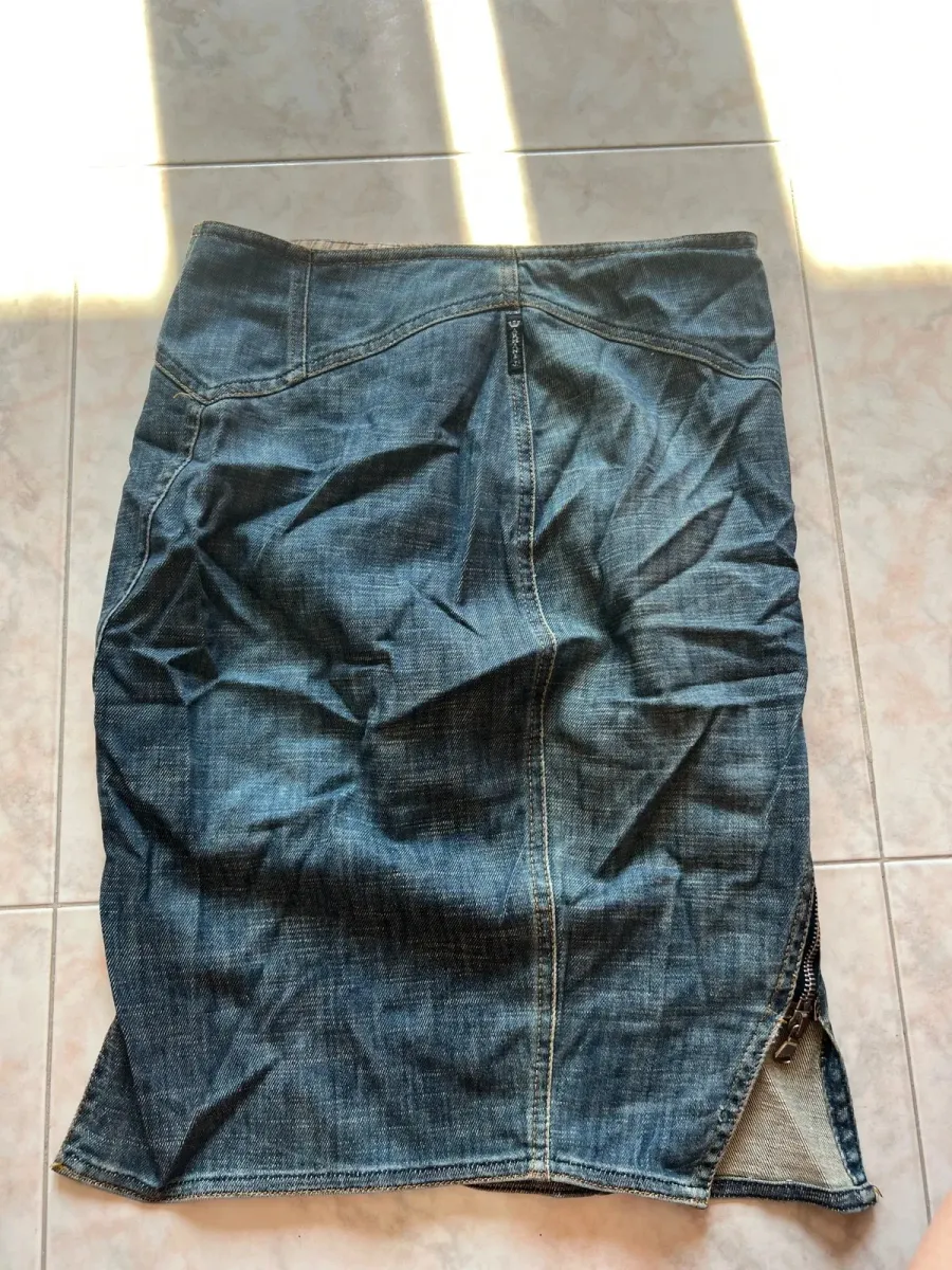 Beautiful summer denim skirt in perfect condition, zip closure. Vintage. 2