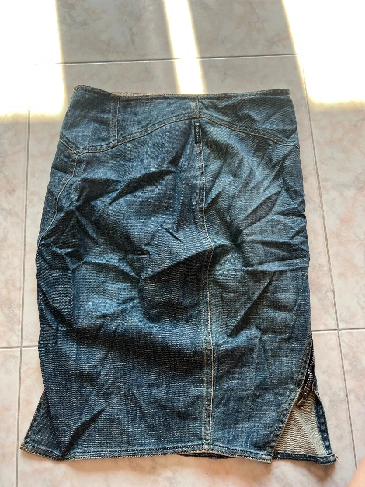 Beautiful summer denim skirt in perfect condition, zip closure. Vintage. 1
